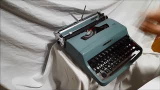 Vintage Manual Typewriter 1960s Olivetti Underwood Lettera 32 Italian made [upl. by Atnad]