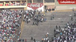 Hinchas de Alianza Lima se enfrentaron en tribuna sur antes del clásico [upl. by Deva]