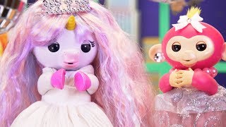 The Fingerlings Show  Celebrate New Years Eve Make Resolutions and SingAlong  Fingerlings Toys [upl. by Efinnej]