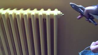 Purger un radiateur  conseil maison [upl. by Saerdna489]