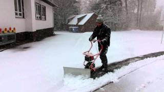 ELEKTRO AKKU Schneeräumer SCHNEEFUCHS SCHNEESCHIEBER mit irrer Schubkraft [upl. by Gomar]