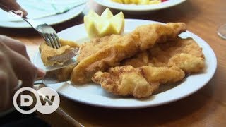 Das perfekte Wiener Schnitzel  DW Deutsch [upl. by Bernardi]